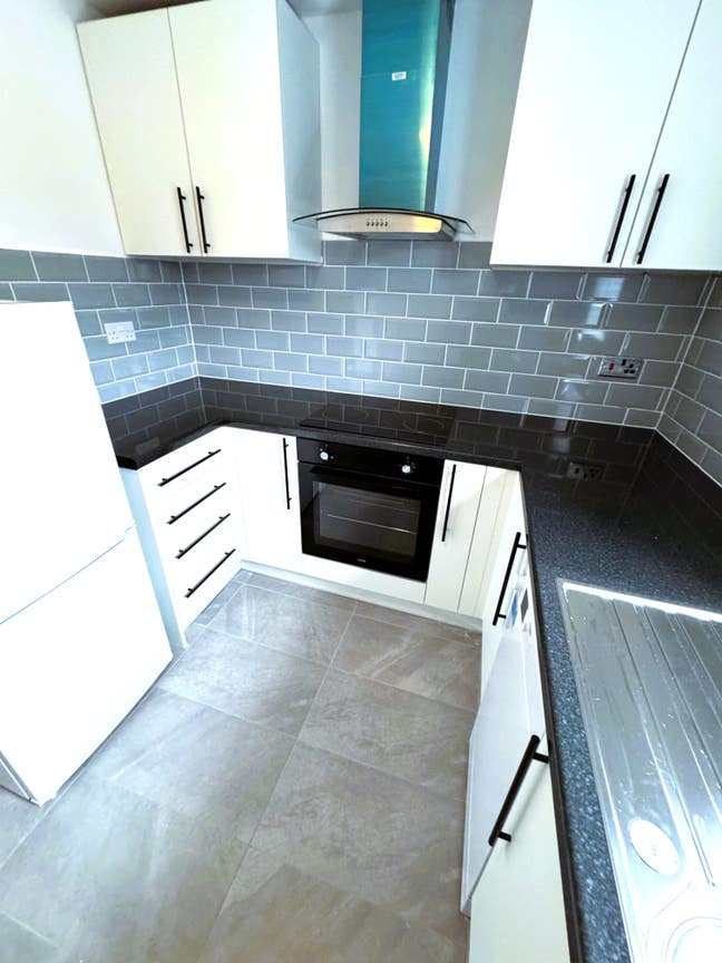 2 Bed Ground Floor Flat &pound;1700 Pcm Barking Main Photo