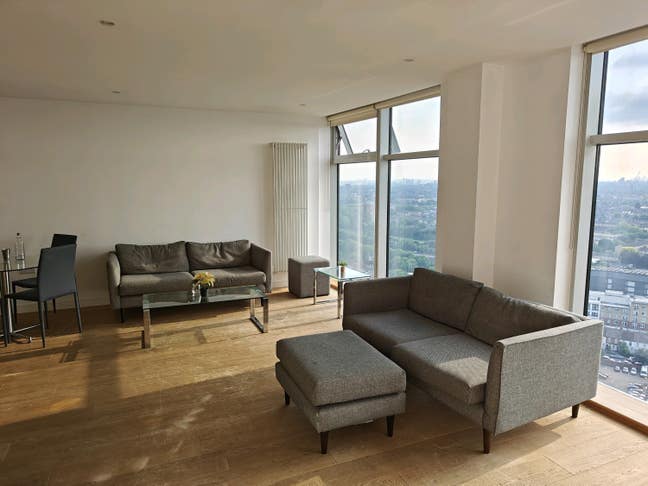 Double room in a spacious penthouse with city view Main Photo