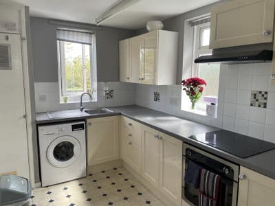 Welcome to your new home in Twickenham! Main Photo