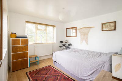 Stunning double esuite room in veggie family home  Main Photo