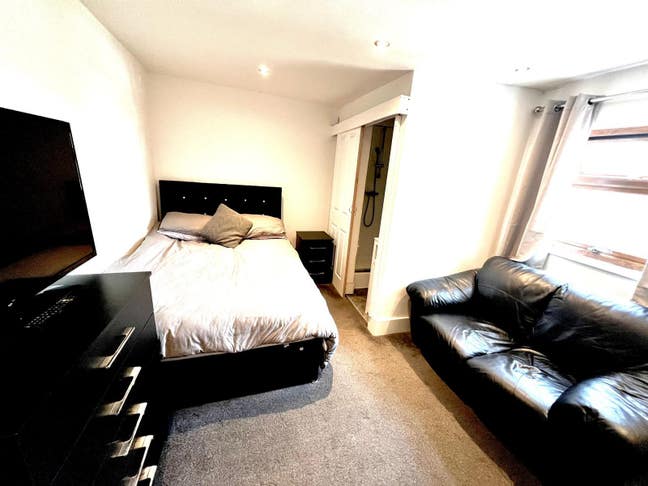 En suite double in great location  Main Photo