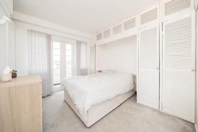 Double Room w/ balcony (bills included) Main Photo