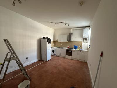 2 bed flat next to station in Zone 5 Main Photo