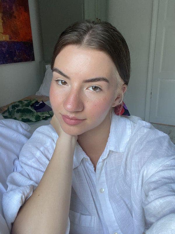 I am a professional female aged 25. I am look... Main Photo