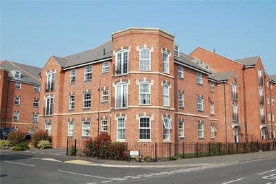 WOW a wonderful, 2 bed spacious flat with parking Main Photo