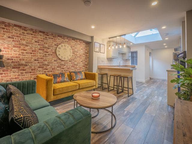 Ensuite Rooms Available in 5 Bed House Share Main Photo