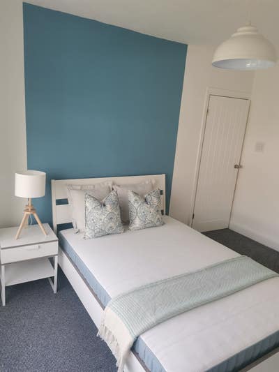 A Stylish Modern 4 bed Property - Groups only Main Photo