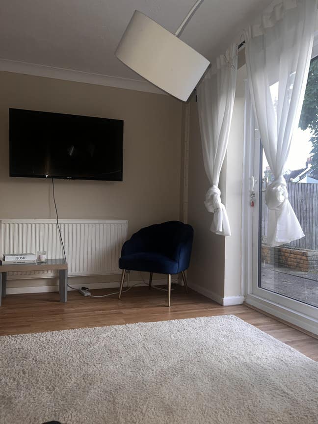 Bright double room in quiet, private close. Main Photo