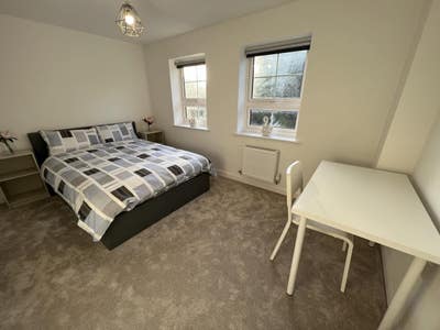 Double Room in a Quiet Location &pound;490 (Mn-Fr)- &pound;600 Main Photo
