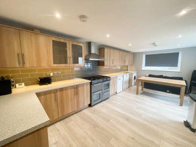 Coolham Drive - Lovely Double Bedroom Main Photo