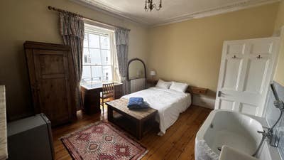 Beautiful ensuite in Clifton - mega fast WiFi Main Photo