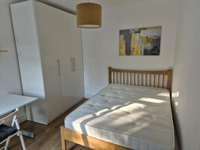 Newly renovated room in a friendly shared house Main Photo