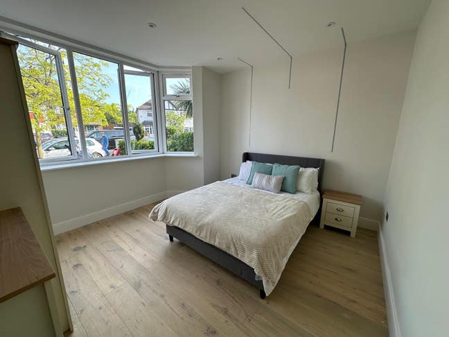 Brand New Spacious Double Room *Elizabeth Line* Main Photo