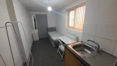 Single bedsit  with bills included Main Photo