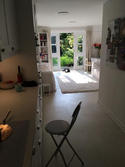 Dble + separate bath + living rm in quiet house Main Photo