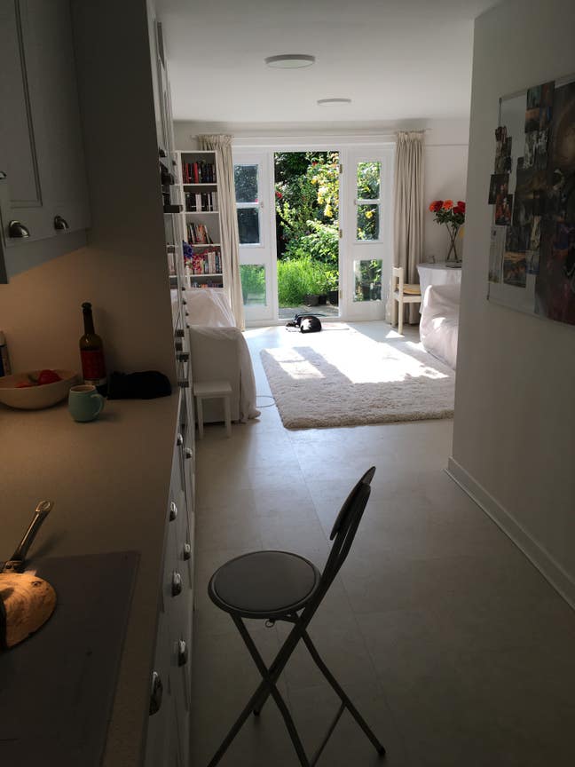 Dble + separate bath + living rm in quiet house Main Photo