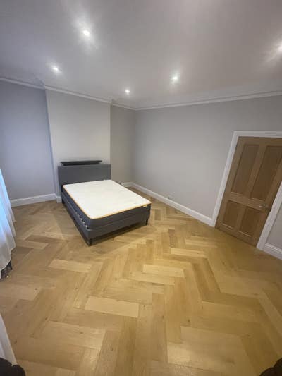 Large Double in luxury Victorian House Main Photo