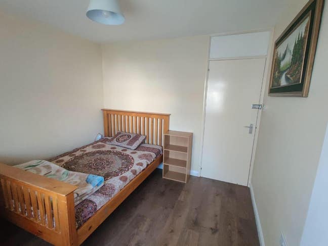 Double bed room for single professional  Main Photo