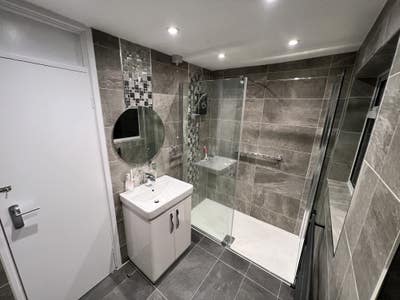 1 large bedroom newly refurbished more rooms Main Photo