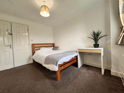 ⭐️Lovely large double room with balcony!⭐️ Main Photo