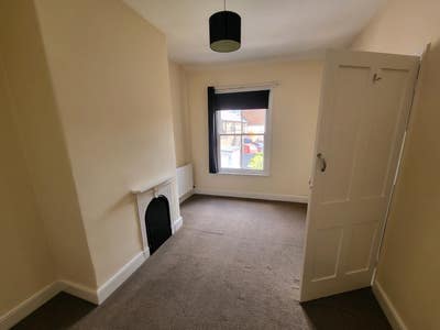 Unfurnished double room - all bills included Main Photo
