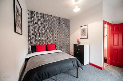 Swipe right- large double room with en-suite  Main Photo