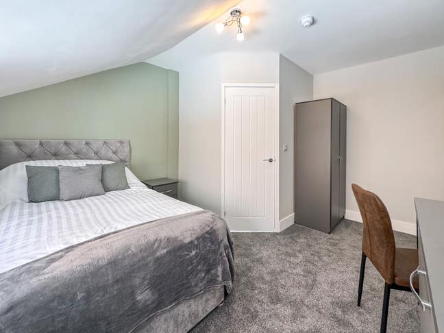 Last High Quality En-Suite  Available! Main Photo