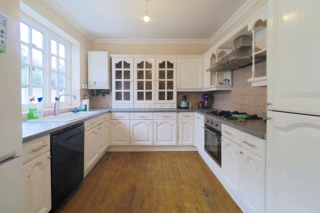 Clean single en-suite room in desired Main Photo