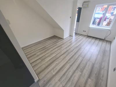 Excellent Two Bedroom House in Croydon Main Photo