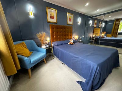 Luxury en-suite bedroom with parking on driveway  Main Photo