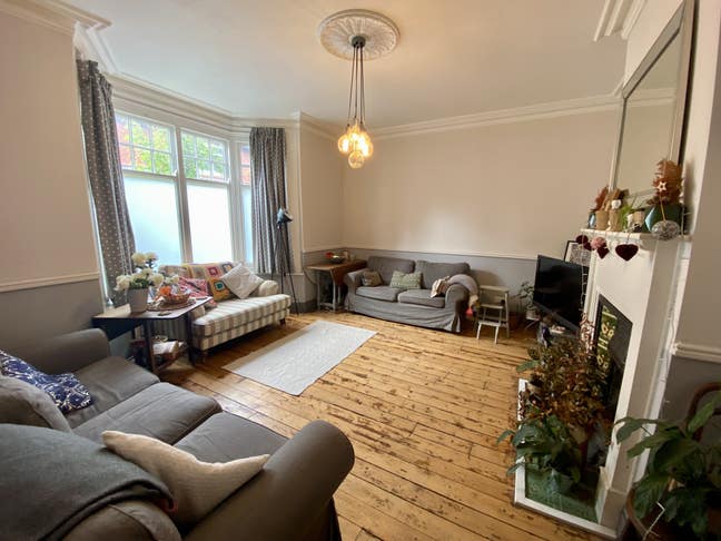 Double room in a beautifully renovated house Main Photo