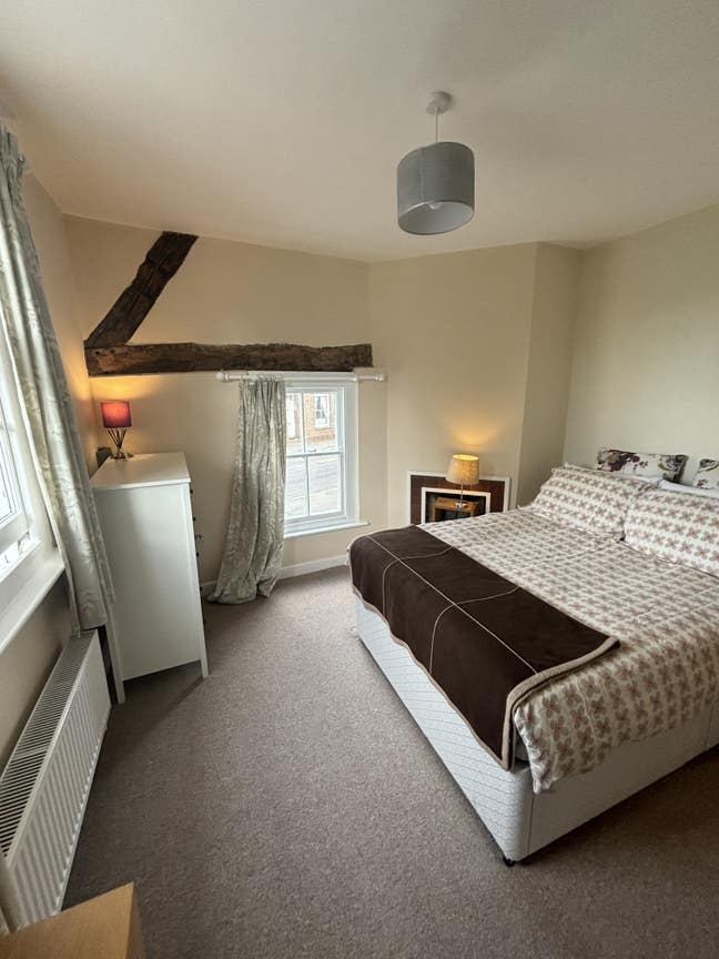 Double room available in Kingsclere  Main Photo