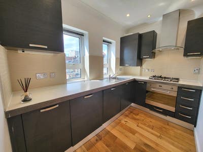 Spacious one bedroom flat close to Sutton stn  Main Photo