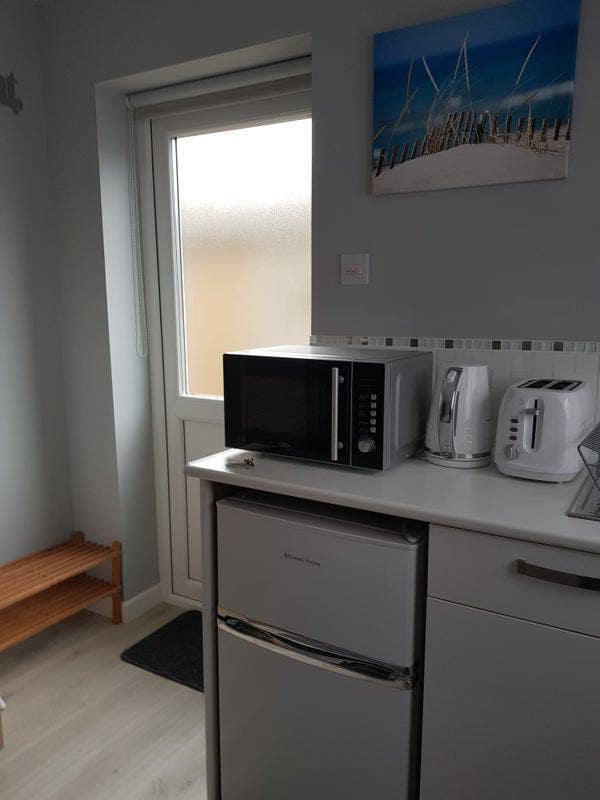 A single self-contained studio flat with en-suite Main Photo