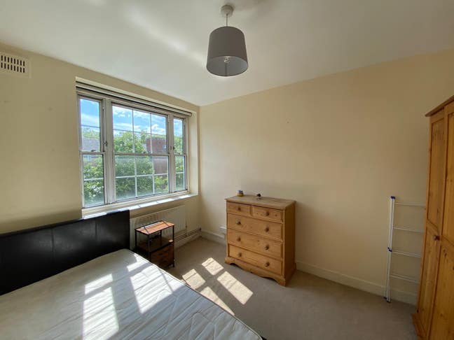 Nice Room available now in a 3-bedrooms Flat 🌆  Main Photo