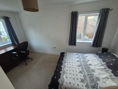 Large, quiet, bright double room in modern house Main Photo