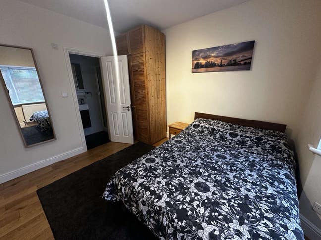 Double en-suite room East Acton Main Photo