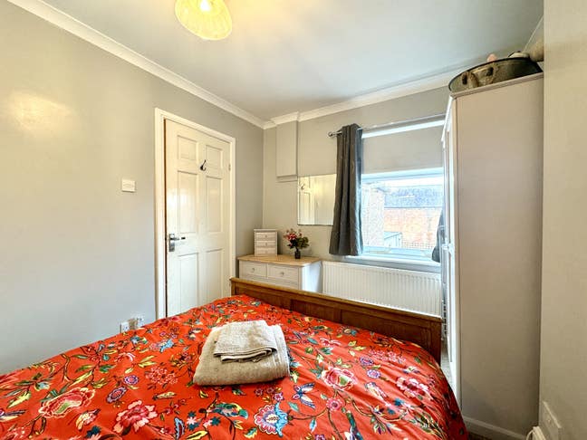 Light and airy spare double room Main Photo