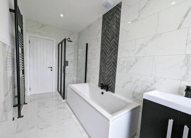 Room in clean tidy house close to Newcastle  Main Photo