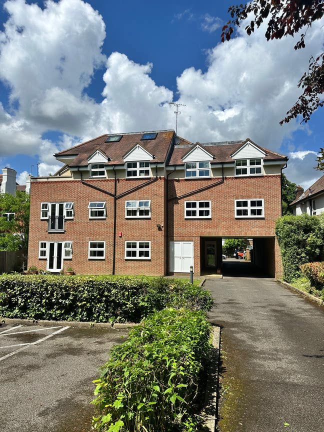 Top floor 2 double bedroom 1 en-suite flat Main Photo