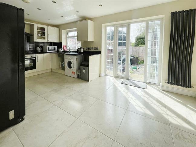 Fully refurbished Room for rent  Main Photo