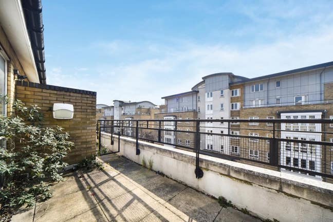 Double/ensuite in riverside townhouse. Main Photo