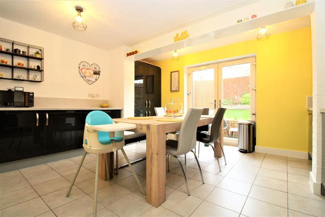 Double room in professional houseshare in HU4 Main Photo