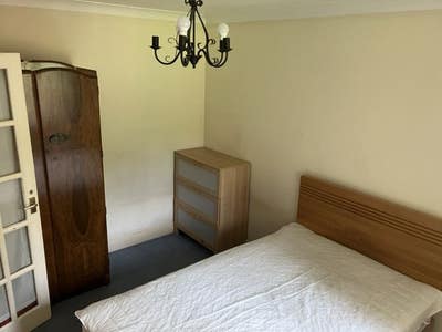 Double bedroom in friendly houseshare Main Photo