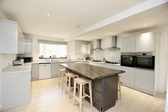 Professional House Share Main Photo