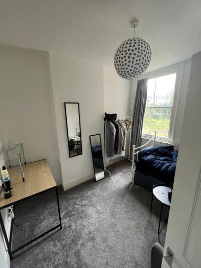 Cosy small flat in East Main Photo