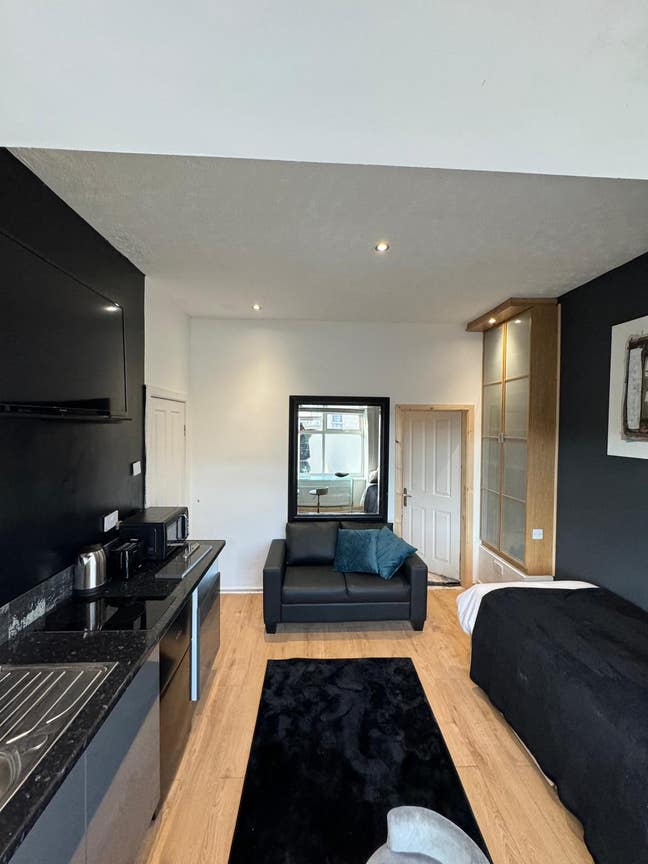 Cosy & Contemporary Private Studio in St Thomas! Main Photo