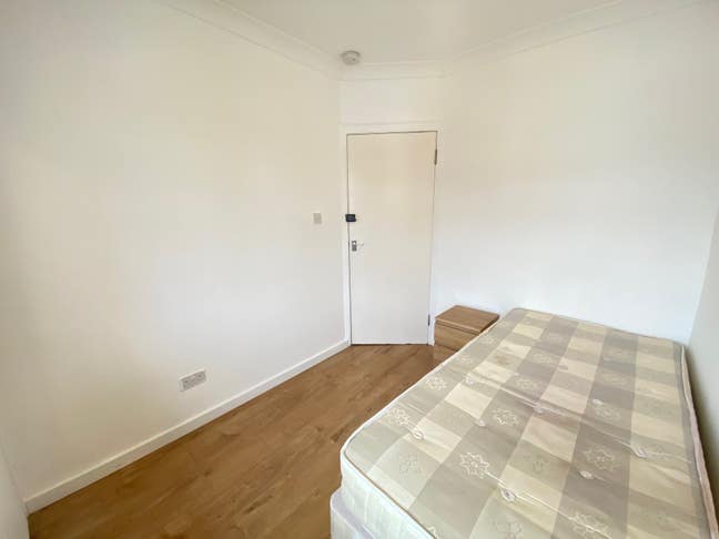 **Single Room** Single Bed** Acton** St Andrews**  Main Photo