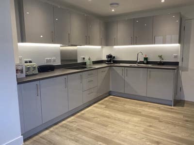 1 bed private family bathroom  Main Photo