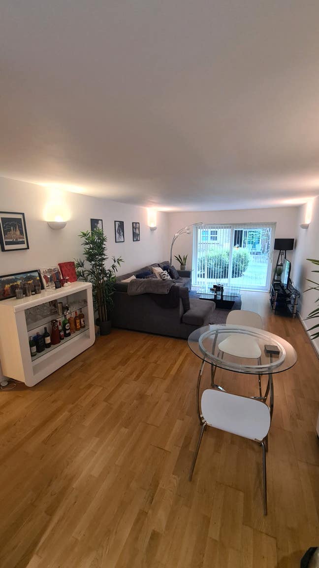 King size room - large flat - 4min Custom House  Main Photo